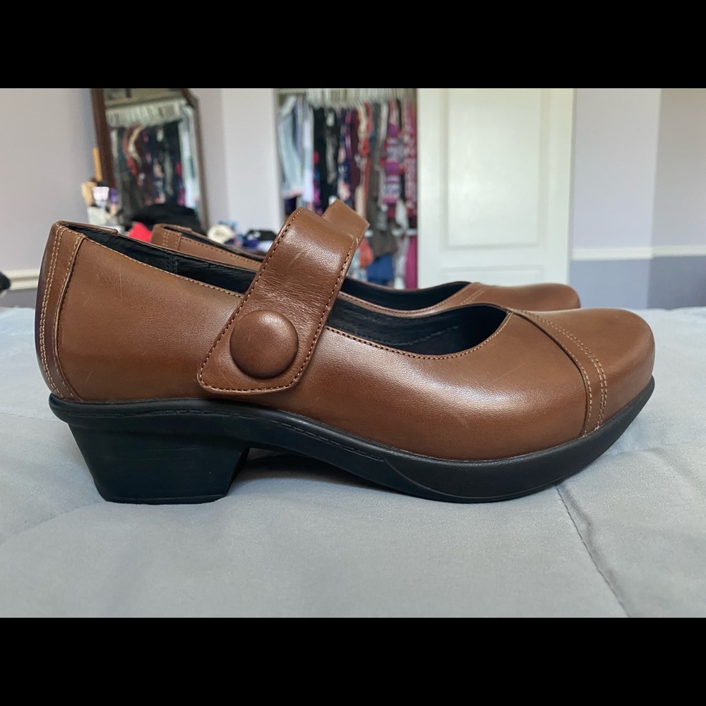 ABEO Light Brown Clogs